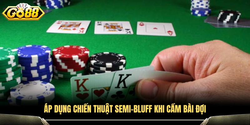 Chiến thuật chơi poker sử dụng semi-bluff khi sở hữu bài chờ